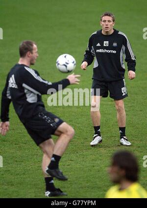 Craig Bellamy (à droite) et Alan Shearer de Newcastle United lors d'une session d'entraînement d'équipe au stade San Siro de Milan, en prévision de leur match de la Ligue des champions contre l'Inter Milan mardi. Banque D'Images