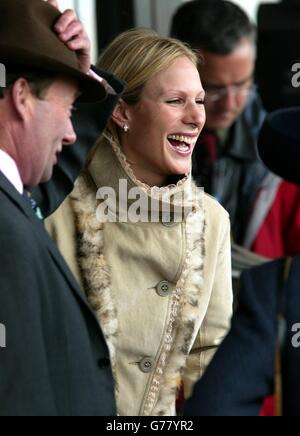 La fille de la princesse Royale, Zara Phillips, partage une blague avec des amis dans l'anneau de parade lorsqu'elle arrive au Cheltenham Festival, Cheltenham. Banque D'Images