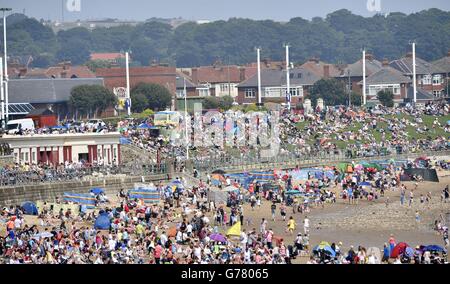 Les gens apprécient le temps chaud sur la plage de Seaburn, Sunderland. Banque D'Images