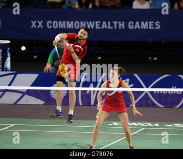 Chris Langridge et Heather Oliver, d'Angleterre, jouent dans un match de groupe au Badminton at the Emirates Arena pendant les Jeux du Commonwealth de 2014 à Glasgow. Banque D'Images