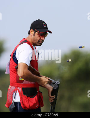 Le mairaj Ahmad Khan de l'Inde en action pendant la qualification pour les hommes Skeet au centre de tir Barry Buddon à Carnoustie, pendant les Jeux du Commonwealth de Glasgow 2014. Banque D'Images