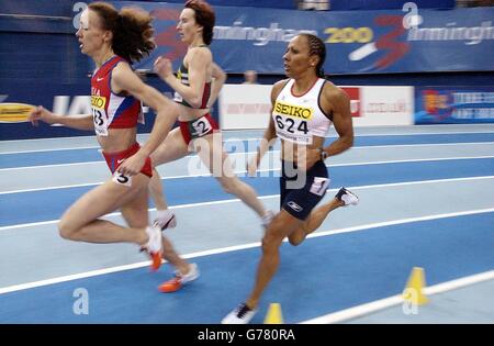 Kelly Holmes (à droite), de Grande-Bretagne, se qualifie pour la finale du 1500m féminin au 9ème Championnat du monde en salle au NIA, Birmingham. Banque D'Images
