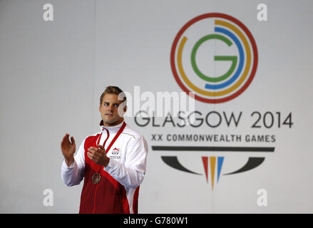 Le Liam Tancock d'Angleterre sur le podium pour remporter sa médaille de bronze à la finale masculine de course de dos de 50 m, au centre de natation de Tollcross, lors des Jeux du Commonwealth de 2014 à Glasgow. Banque D'Images