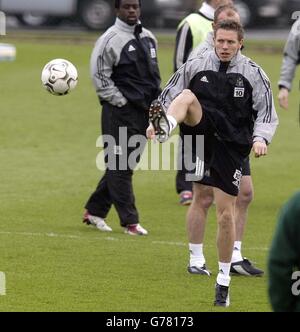 Craig Bellamy (à droite) de Newcastle United en action lors d'une session d'entraînement à Newcastle, avant leur match de First ership de FA Barclaycard contre Manchester United à St James Park. Banque D'Images