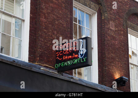 En néon, Ronnie Scott's Jazz Club, Frith Street, London, UK Banque D'Images