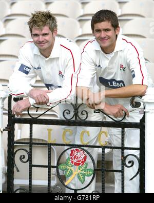 James Anderson et Kyle Hogg, membres du club de cricket du comté de Lancashire, ont été les maîtres-bots James Anderson et Kyle Hogg, lors du photocall d'avant-saison du club à Old Trafford. * l'équipe est en action cette semaine quand ils jouent à Durham dans un jeu de 50 au-dessus de Old Trafford avant leur premier match de championnat de comté contre Surrey le Vendredi Saint. Banque D'Images