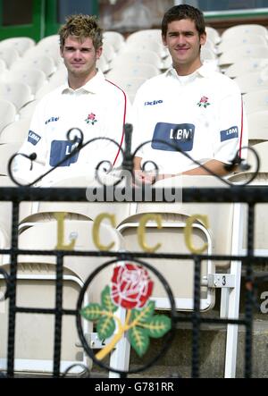 James Anderson (à gauche) et Kyle Hogg, les Bowlers du club de cricket du comté de Lancashire, à Old Trafford. L'équipe est en action lorsqu'elle joue à Durham dans un match de 50 ans à Old Trafford avant son premier match de championnat du comté contre Surrey le vendredi Saint. Banque D'Images