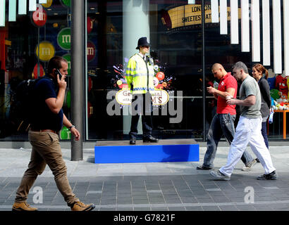 Un policier métropolitain se tient sur un nouveau bloc de montres « podium », lors du lancement de l'équipe impact zone pour le West End de Londres. Banque D'Images