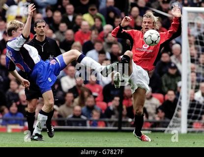 David Beckham (à droite) de Manchester United est attaqué par Vratislav Grespo de Blackburn Rovers, lors du match Barclaycard Premiership à Old Trafford, Manchester. Banque D'Images