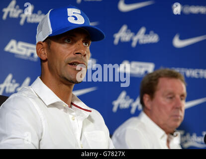 Rio Ferdinand des Queens Park Rangers avec le directeur Harry Redknapp lors d'une conférence de presse au centre sportif Harlington, Londres. Banque D'Images