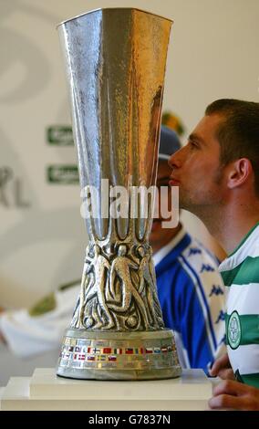 Ventilateur celtique avec la Coupe de l'UEFA Banque D'Images