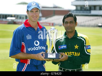 Le capitaine d'une journée de la Nouvelle-Angleterre Michael Vaughan et son rival le capitaine pakistanais Rashid Latif ont remporté le trophée du défi NatWest lors d'une séance photo à Old Trafford, Manchester, avant le premier match du défi NatWest contre le Pakistan. * l'Angleterre concourra pour le trophée série NatWest dans un tournoi triangulaire avec le Zimbabwe et l'Afrique du Sud. Banque D'Images