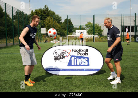 L'ambassadeur John Beresford fait preuve de compétences en football lors des StreetGames football pools Fives au Walker Activity Dome, à Newcastle. Banque D'Images