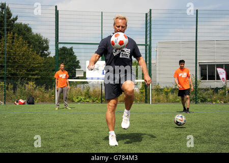 L'ambassadeur John Beresford fait preuve de compétences en football lors des StreetGames football pools Fives au Walker Activity Dome, à Newcastle. Banque D'Images