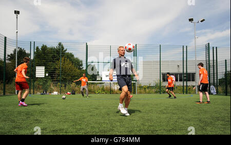 Football - StreetGames football pools Fives - Newcastle.L'ambassadeur John Beresford fait preuve de compétences en football lors des StreetGames football pools Fives au Walker Activity Dome, à Newcastle. Banque D'Images