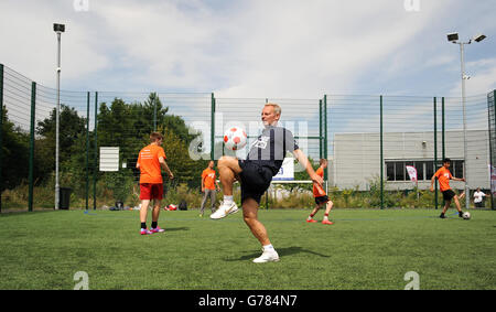 L'ambassadeur John Beresford fait preuve de compétences en football lors des StreetGames football pools Fives au Walker Activity Dome, à Newcastle. Banque D'Images