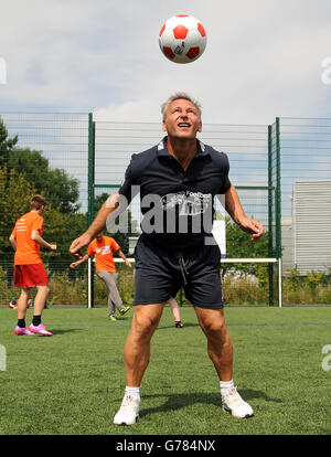 L'ambassadeur John Beresford fait preuve de compétences en football lors des StreetGames football pools Fives au Walker Activity Dome, à Newcastle. Banque D'Images