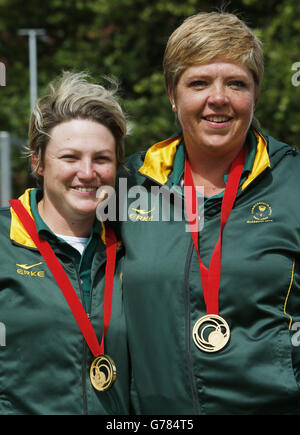 Colleen Piketh (à droite) et Tracy-Lee Botha, en Afrique du Sud, célèbrent la médaille d'or dans les paires de femmes au Kelvingrove Lawn Bowls Center, lors des Jeux du Commonwealth de 2014 à Glasgow. Banque D'Images