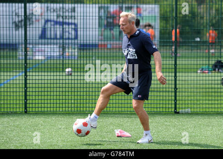 L'ambassadeur John Beresford fait preuve de compétences en football lors des StreetGames football pools Fives au Walker Activity Dome, à Newcastle. Banque D'Images