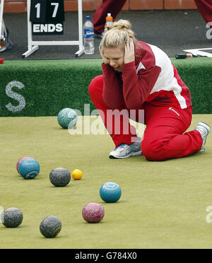 Jamie-Lea Winch lors de la finale des paires de femmes au Kelvingrove Lawn Bowls Centre, lors des Jeux du Commonwealth de 2014 à Glasgow. Banque D'Images