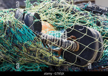 Des filets et des dispositifs de flottaison pour les bateaux de pêche sur le port Banque D'Images