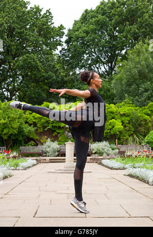 Danseuse de jazz dans le parc Banque D'Images