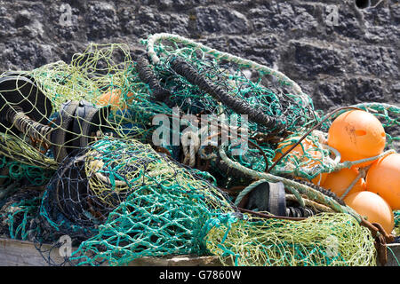 Des filets et des dispositifs de flottaison pour les bateaux de pêche sur le port Banque D'Images