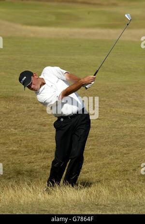 SANS UTILISATION DE TÉLÉPHONE MOBILE. Denmarks Thomas Bjorn sur le 10e au cours de la dernière partie du 132e Open Championship au Royal St George's, Sandwich, Kent. Banque D'Images