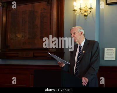 Le président sortant de Surrey, David Watts, prononce un discours pour commémorer Ceux que la CCC de Surrey a perdus pendant la Grande Guerre de 1914-1918 Banque D'Images