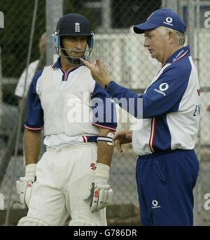 Le capitaine du test d'Angleterre Nasser Hussain parle avec l'entraîneur Duncan Fletcher, avant le test contre l'Afrique du Sud, Edgbaston, Birmingham. Banque D'Images