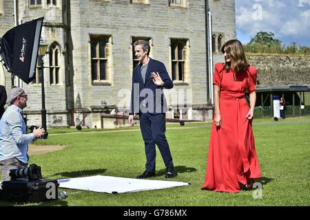 Le Dr Peter Capaldi et Jenna Coleman s'amusent lors d'une séance de photographie au photocall au début de la tournée mondiale au château de Cardiff, au pays de Galles, pour promouvoir le spectacle. Banque D'Images