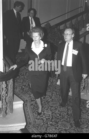 Le Premier ministre Margaret Thatcher descend dans l'escalier du Grand Hotel rénové de Brighton, accompagné du ministre de l'Agriculture John Gummer, pour la première conférence du Parti conservateur à Brighton depuis l'attentat à la bombe de l'IRA en 1984. Banque D'Images