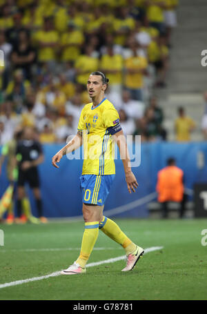 Zlatan Ibrahimovic de Suède merci fans après l'UEFA EURO 2016 match contre la Belgique au stade de l'Allianz Riviera Nice Banque D'Images