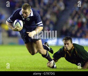 Brendan Laney (à gauche), en Écosse, passe devant Jannes Labuschagne, en Afrique du Sud, lors du match international amical à Murrayfield, à Édimbourg. Banque D'Images