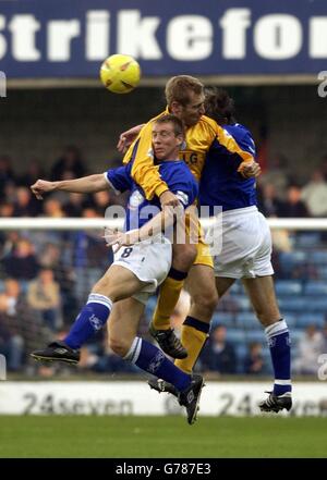 James Scowcroft de Leicester City est pris en sandwich entre Doug Livermore (à gauche) de Millwall et Matt Lawrence lors du match Nationwide Division One au Den, au sud de Londres.. Banque D'Images