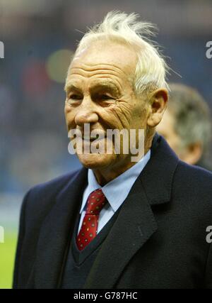 L'ancien gardien de but de Manchester City Bert Trautmann sur le terrain de Maine Road pendant la moitié du temps, lors de leur match de First ership FA Barclaycard à Maine Road, Manchester. 01/11/04: Trautmann sera honoré par la Reine avant un voyage royal de trois jours en Allemagne. Trautmann, un ancien prisonnier de guerre allemand qui a joué après son ouverture dans une finale de coupe FA, recevra un officier honoraire de l'Empire britannique (OBE). Bien qu'il soit revenu en Allemagne après avoir pris sa retraite, le joueur a maintenu des liens étroits avec l'Angleterre et a récemment créé la Fondation Trautmann, qui est destinée à Banque D'Images