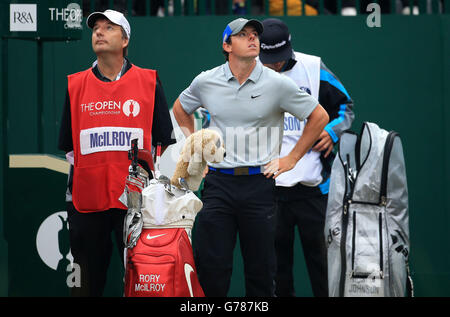 Rory McIlroy, d'Irlande du Nord, regarde le ciel lors du premier tour de golf du troisième jour du Championnat d'Open 2014 au Royal Liverpool Golf Club, Hoylake. Banque D'Images