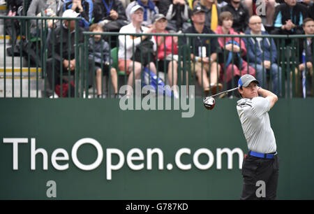 Rory McIlroy, d'Irlande du Nord, débarque sur le 1er trou au cours du troisième jour du Championnat d'Open de 2014 au Royal Liverpool Golf Club, Hoylake. Banque D'Images