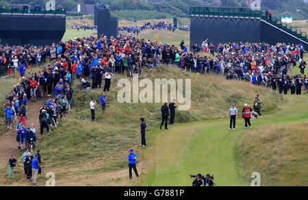 Rory McIlroy, d'Irlande du Nord, descend le 13e jour du troisième championnat ouvert 2014 au Royal Liverpool Golf Club, à Hoylake. Banque D'Images