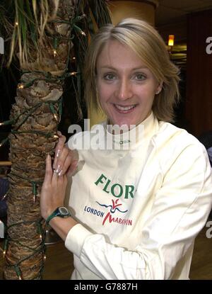 L'athlète Paula Radcliffe à une conférence de presse à Londres le lundi 5 décembre 2002 pour annoncer qu'elle va courir au Flora London Marathon 2003. * elle a été nommée personnalité sportive de l'année le dimanche soir après avoir remporté l'événement de cette année et plus tard briser le record mondial des femmes à Chicago, en plus de prendre des médailles d'or à longue distance aux championnats du Commonwealth et d'Europe. Banque D'Images