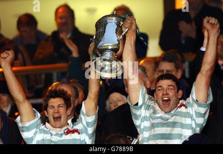 Duncan Blaikie, à droite, le capitaine néo-zélandais de Cambridge, détient le trophée MMC, avec son coéquipier Alistair Newmarch, après avoir remporté le match annuel de Varsity 15-13 contre Oxford, à Twickenham, Londres. Banque D'Images