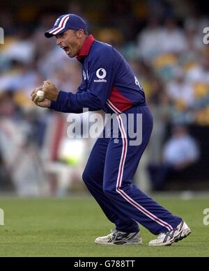 Le capitaine d'Angleterre Nasser Hussain célèbre avoir pris le ballon pour licencier le capitaine du Sri Lanka Sanath Jayasuriya, lors de la série VB Triangular One Day International au stade de cricket de Gabba, Brisbane, Australie. Banque D'Images