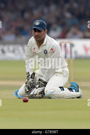 Mme Dhoni, de l'Inde, se penche sur un faux terrain au cours du cinquième jour du deuxième test au terrain de cricket de Lord, à Londres. Banque D'Images