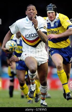 Leon Pryce de Bradford (à gauche) s'éloigne de Mike Wainwright de Warrington pour marquer un essai lors de leur match de la quatrième ronde de la Powergen Challenge Cup au stade Wilderspool, Warrington. 20/10/03: Leon Pryce (à gauche) a comparu devant le tribunal de la Couronne de Teeside. Pryce, 22 ans, a plaidé coupable de blessures illégales à la suite d'une attaque contre Edward McGuinness, un entraîneur de Salford Reds. Le joueur Bradford Bulls, qui a été remplacé lors de la victoire de la Grande finale de samedi sur Wigan Warriors, avait nié une accusation de blessures illégales avec intention et son plaidoyer de culpabilité à l'accusation moindre a été accepté par le Banque D'Images