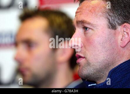 Le capitaine de l'équipe celtique Paul Lambert s'entretient avec la presse lors d'une conférence de pré-match à Hampden Park avec Don Hutchison (derrière) pour le match international à venir contre la république d'Irlande. Banque D'Images