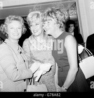 (l-r) actrices Anna Neagle, Ginger Rogers et Dora Bryan lors d'un déjeuner dans un club de variétés à l'hôtel Dorchester. L'événement a eu lieu en l'honneur de Rogers, qui joue actuellement le rôle de titre à Mame au Théâtre Royal. Banque D'Images