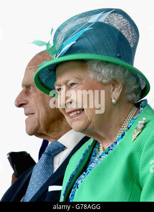 La reine Elizabeth II et le duc d'Édimbourg lors d'une visite au Centre national de hockey de Glasgow le premier jour des Jeux du Commonwealth. Banque D'Images