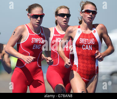 Englands Jodie Stimpson (à gauche) pendant le Triathlon féminin avec son coéquipier Vicky Holland (au centre) et le canadien Kirsten Sweetland (à droite) au Strathclyde Country Park pendant les Jeux du Commonwealth de 2014 près de Glasgow. Banque D'Images