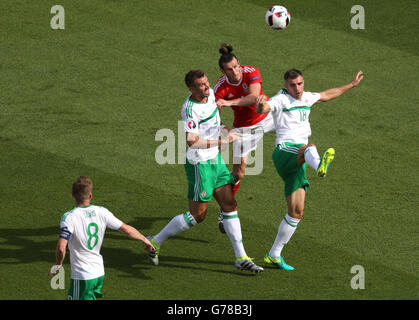 Pays de Galles' Gareth Bale (centre) batailles pour la balle contre l'Irlande du Nord Aaron Hughes (à droite) et d'Irlande du Nord Gareth McAuley pendant la série de 16 match au Parc des Princes, Paris. Banque D'Images