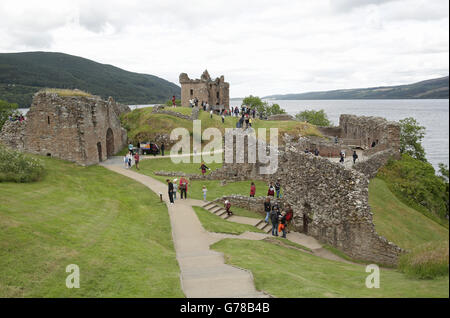 Visiteurs explorant le château d'Urquhart, sur les rives du Loch Ness, dans les Highlands d'Écosse. APPUYEZ SUR ASSOCIATION photo. Date de la photo: Mardi 15 juillet 2014. Le crédit photo devrait se lire: Yui Mok/PA Wire Banque D'Images